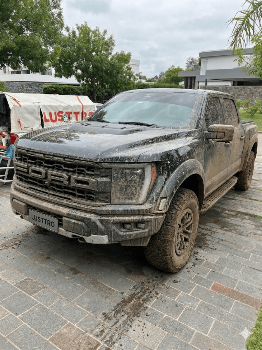 Ford F-150 Raptor antes del servicio LEYLA de limpieza interior y exterior en Lusttro Córdoba, con barro en chasis y suciedad de uso off-road