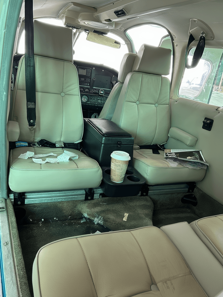 Interior de avión privado antes del servicio THOMAS de limpieza profunda de interior en Lusttro Córdoba, con cuero y paredes marcadas y alfombras sucias