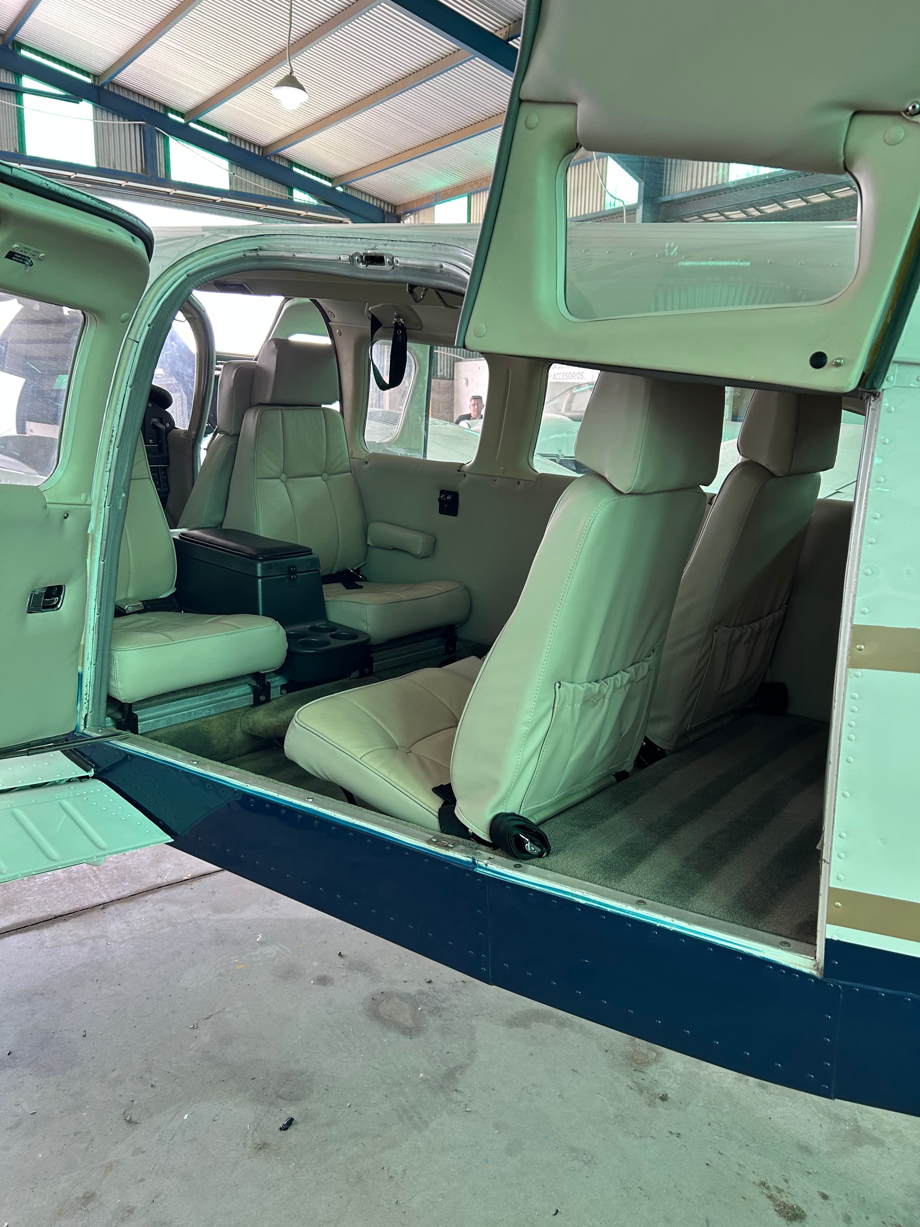 Interior de avión privado después del servicio THOMAS de limpieza profunda de interior en Lusttro Córdoba, con cuero, paredes y alfombras limpios y uniformes
