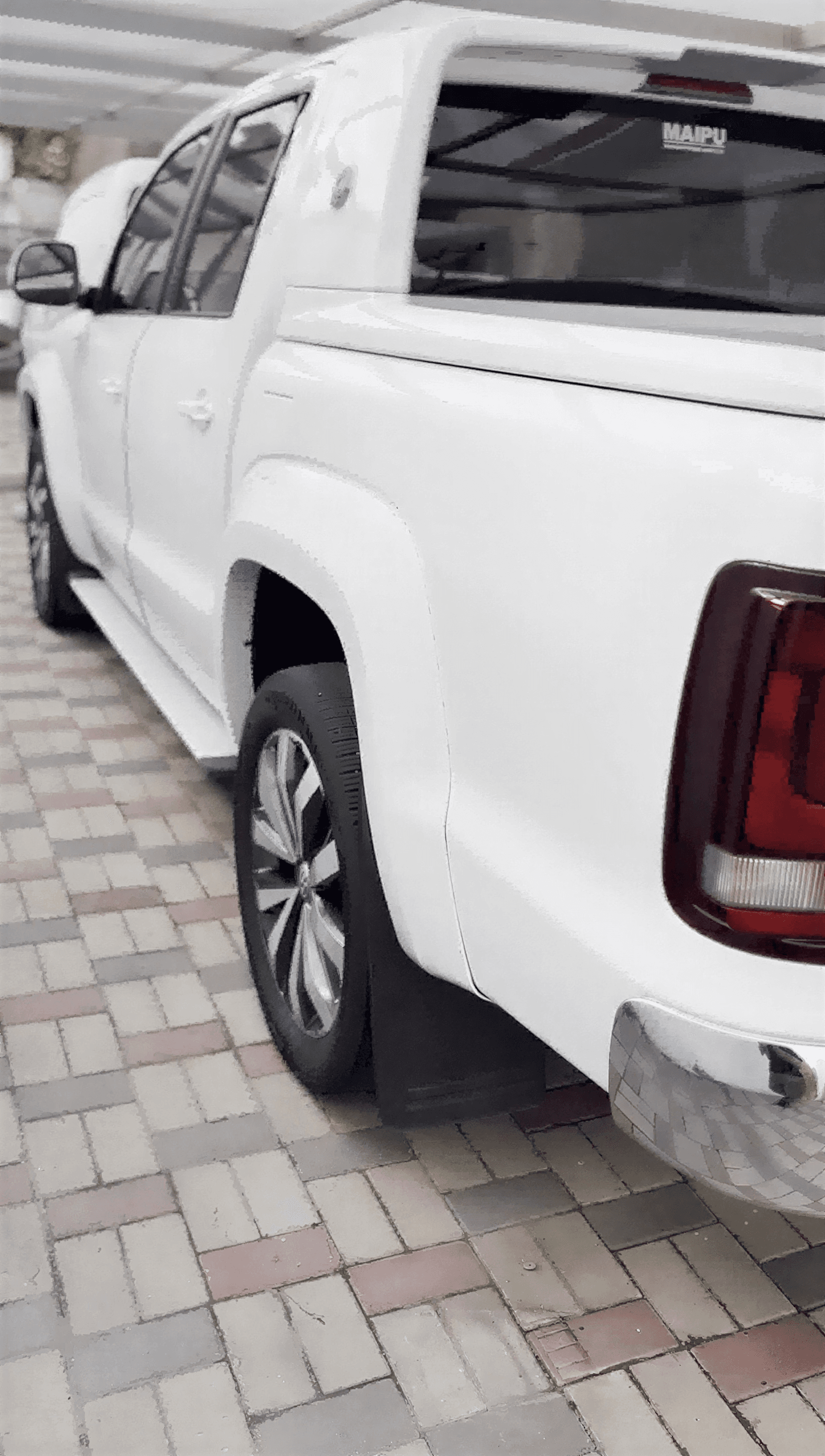 Volkswagen Amarok V6 con tratamiento cerámico PIXIS aplicado, brillo intenso e hidrorepelencia en Lusttro Córdoba