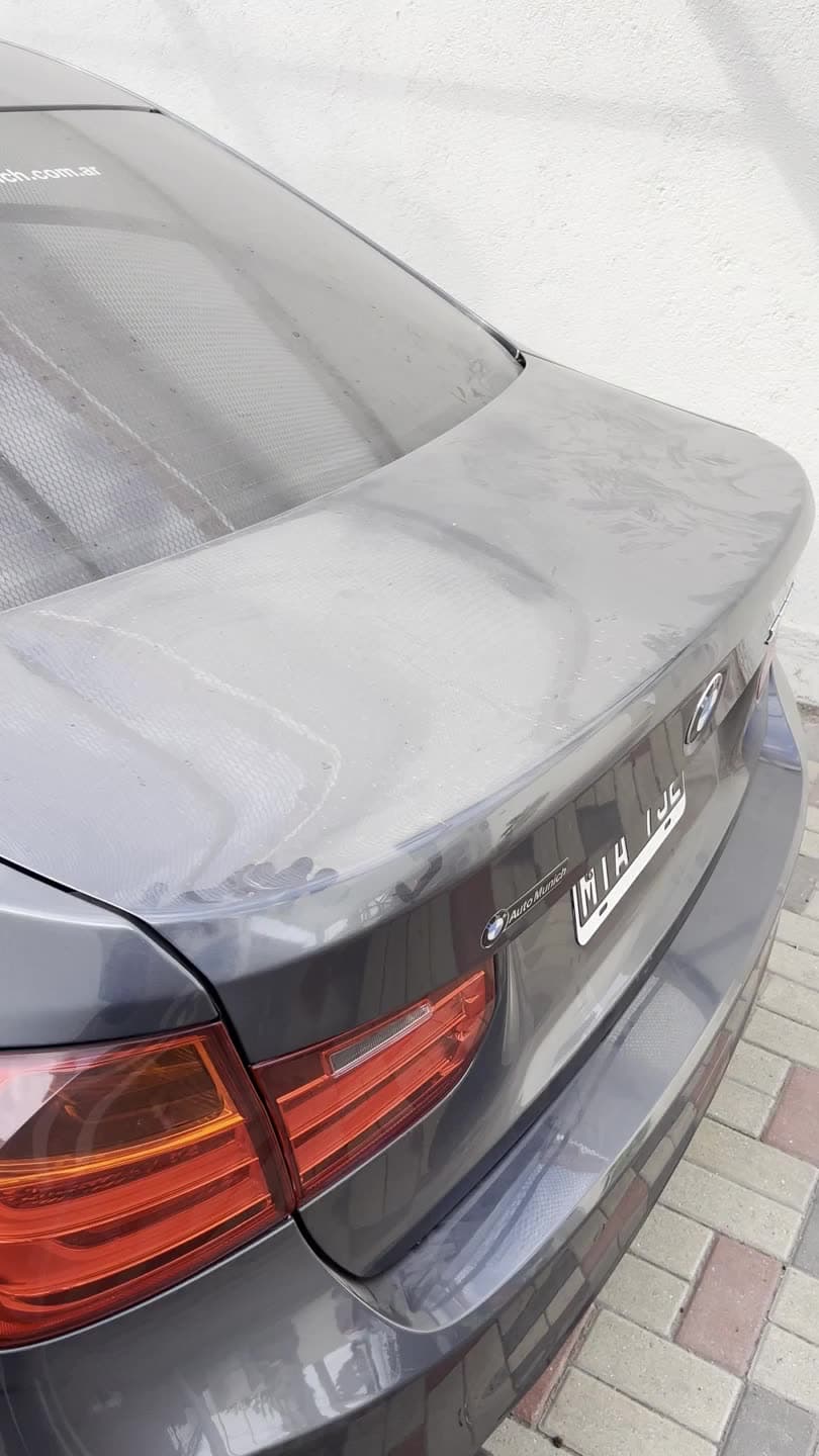 BMW 325i con pintura opaca, suciedad y manchas antes del servicio RICK de pulido y corrección de pintura en Lusttro Córdoba