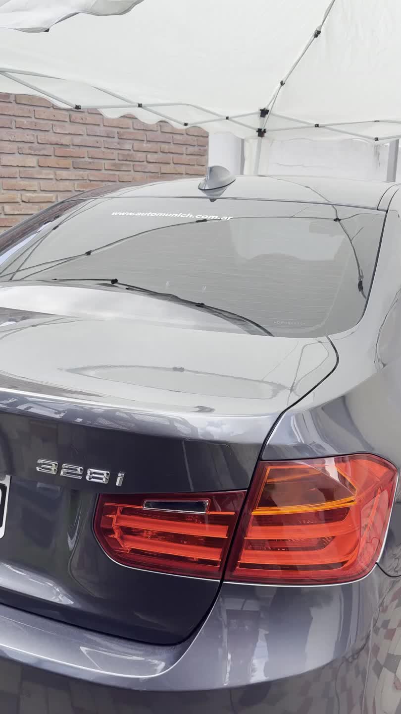 BMW 325i con pintura corregida, brillo recuperado y mayor profundidad de color después del servicio RICK de pulido y corrección de pintura en Lusttro Córdoba